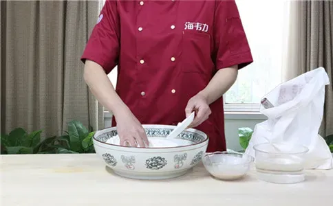 锅贴馒头泡打粉,将泡打粉加入面粉中