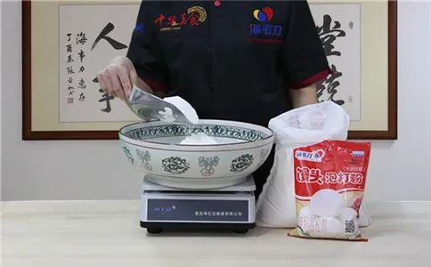 戗面馒头泡打粉,称量面粉