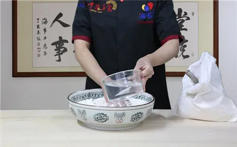 戗面馒头泡打粉,加水和面