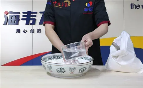 手工馒头泡打粉,加水和面