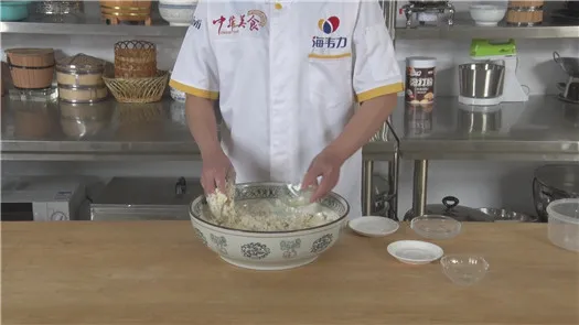 倒入食用油