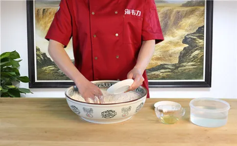 海韦力快速油条膨松剂,倒入快速油条膨松剂