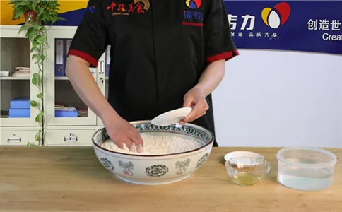 海韦力快速油条膨松剂,倒入快速油条膨松剂