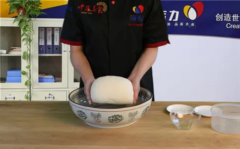 海韦力快速油条膨松剂,揉成光滑的面团