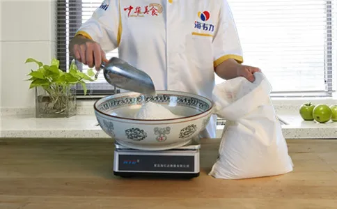 酥脆油条膨松剂的使用要素,称量面粉