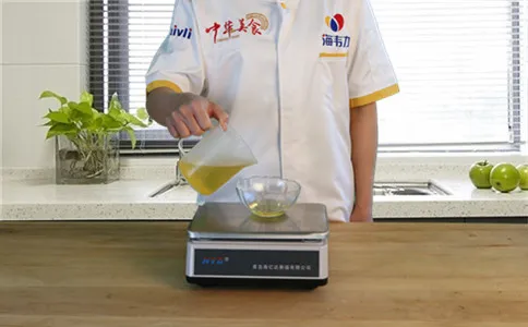 酥脆油条膨松剂的用法,称量食用油