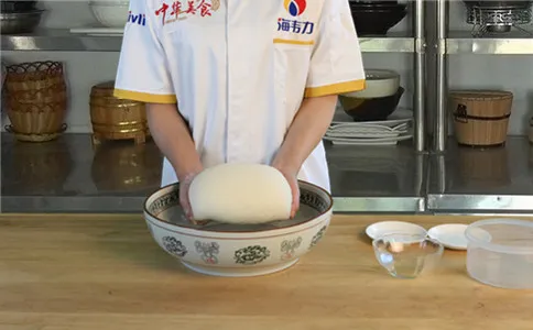 国宴油条膨松剂,和成光滑的面团