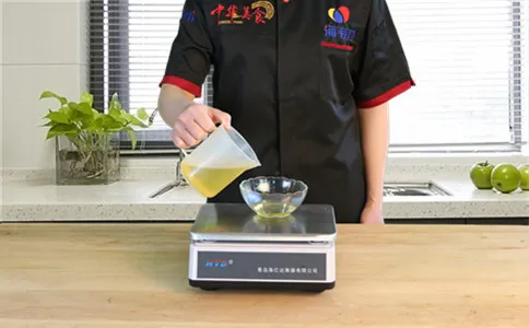 无铝酥脆油条蓬松,称量食用油