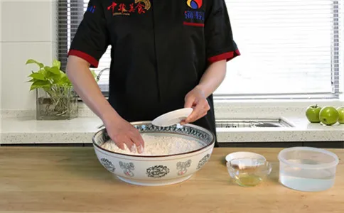 无铝酥脆油条蓬松,膨松剂倒入面粉