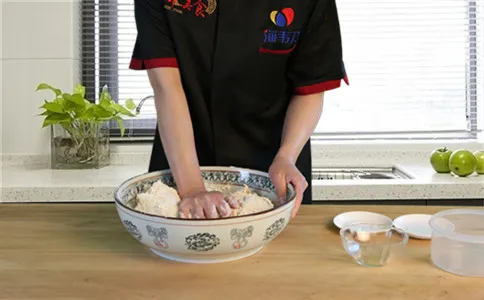 无铝酥脆油条蓬松,加水和面