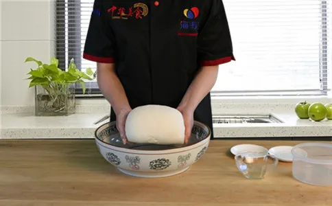 无铝酥脆油条蓬松,揉成光滑的面团