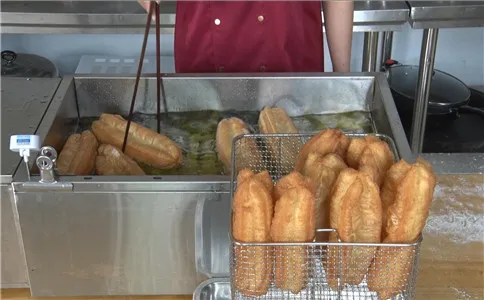 无铝酥脆油条蓬松,下锅炸制