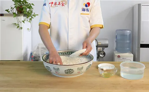 酥脆油条膨松剂怎么用,把膨松剂倒入面粉