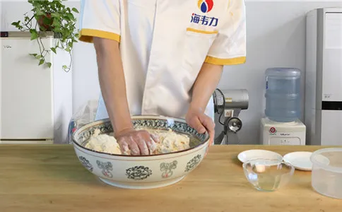 酥脆油条膨松剂怎么用,加水和面