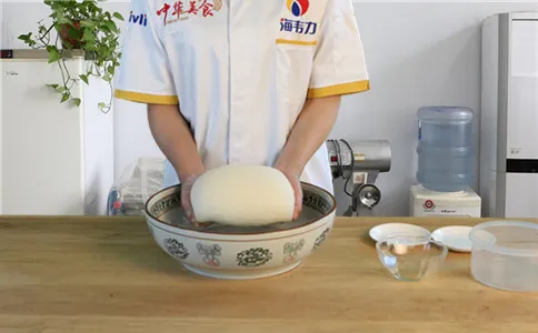 酥脆油条膨松剂怎么用,和成光滑的面团