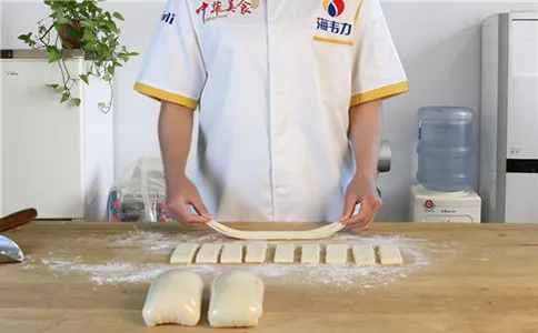 酥脆油条膨松剂怎么用,下锅炸制