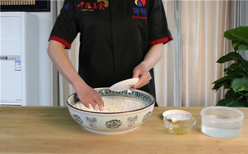 牛奶鸡蛋油条膨松剂,倒入油条膨松剂