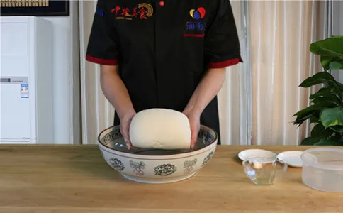 牛奶鸡蛋油条膨松剂,和成光滑的面团