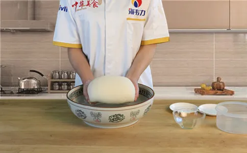 香酥油条膨松剂,揉制成光滑面团