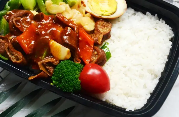 蔬菜蘑菇丁盖饭