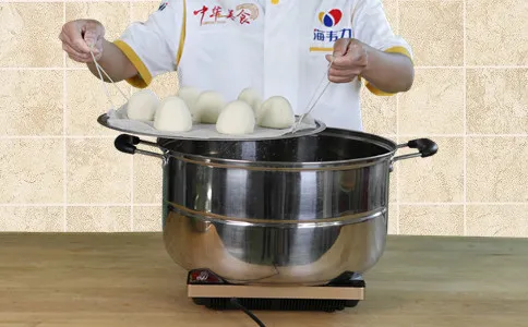 把馒头放入蒸锅,做馒头用什么