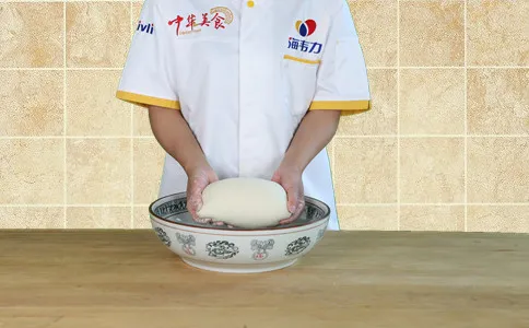 揉成光滑的面团,做馒头方法