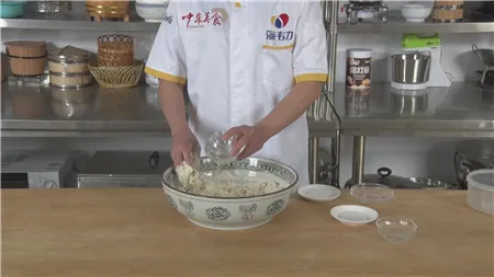 倒入食用油