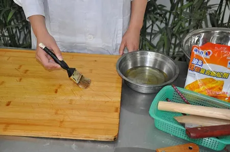在面板上刷一点植物油 在面板上刷一点植物油